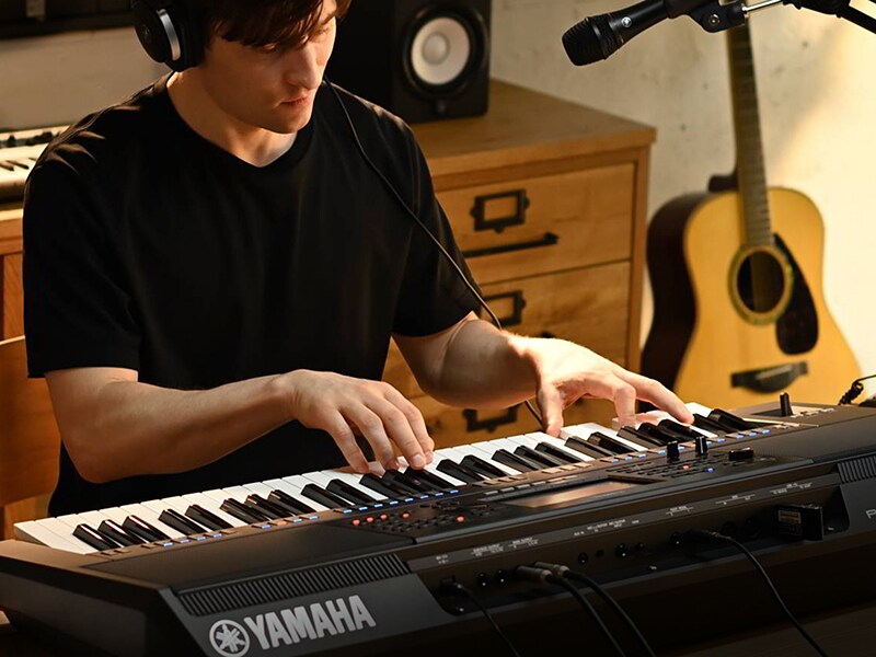 Foto einer Person, die Akkorde auf der Yamaha Arranger Workstation PSR-SX720+ spielt