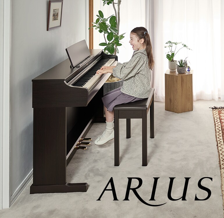 Ein Mädchen, das zu Hause auf einem ARIUS Digitalpiano spielt und dabei eine stetig wachsende Musikalität sowie einen tieferen emotionalen Ausdruck zeigt.