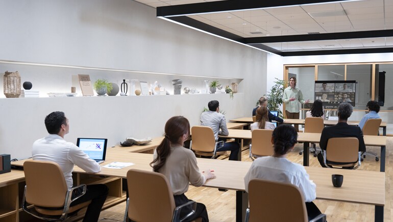 Active Learning: Smooth interactions between in-room and remote participants