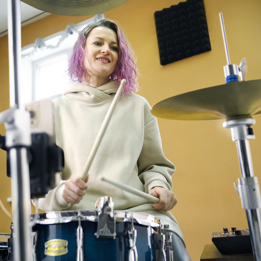 Schlagzeuger beim Spielen mit Monitoring eines optimierten Drum-Mixes, der mit dem Yamaha EAD20 erstellt wurde.
