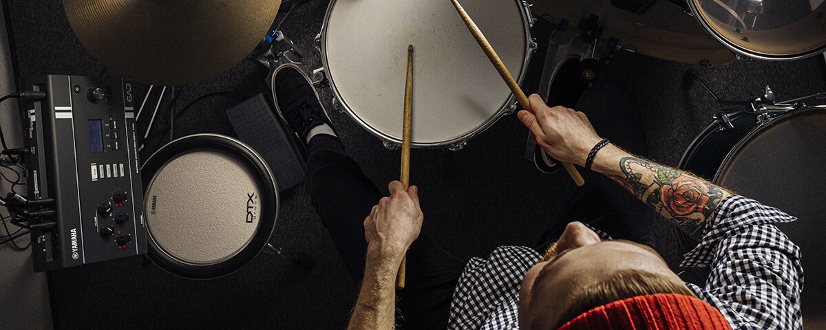 Schlagzeuger nutzt das Yamaha EAD20 während der Performance für Sound-Steuerung in Echtzeit und persönliches Monitoring.
