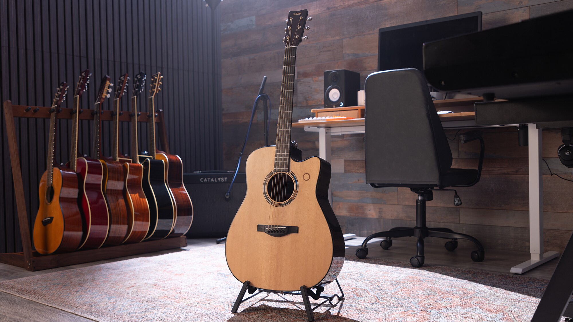 Eine TAG3 C Akustikgitarre in der Mitte eines Heimstudios platziert
