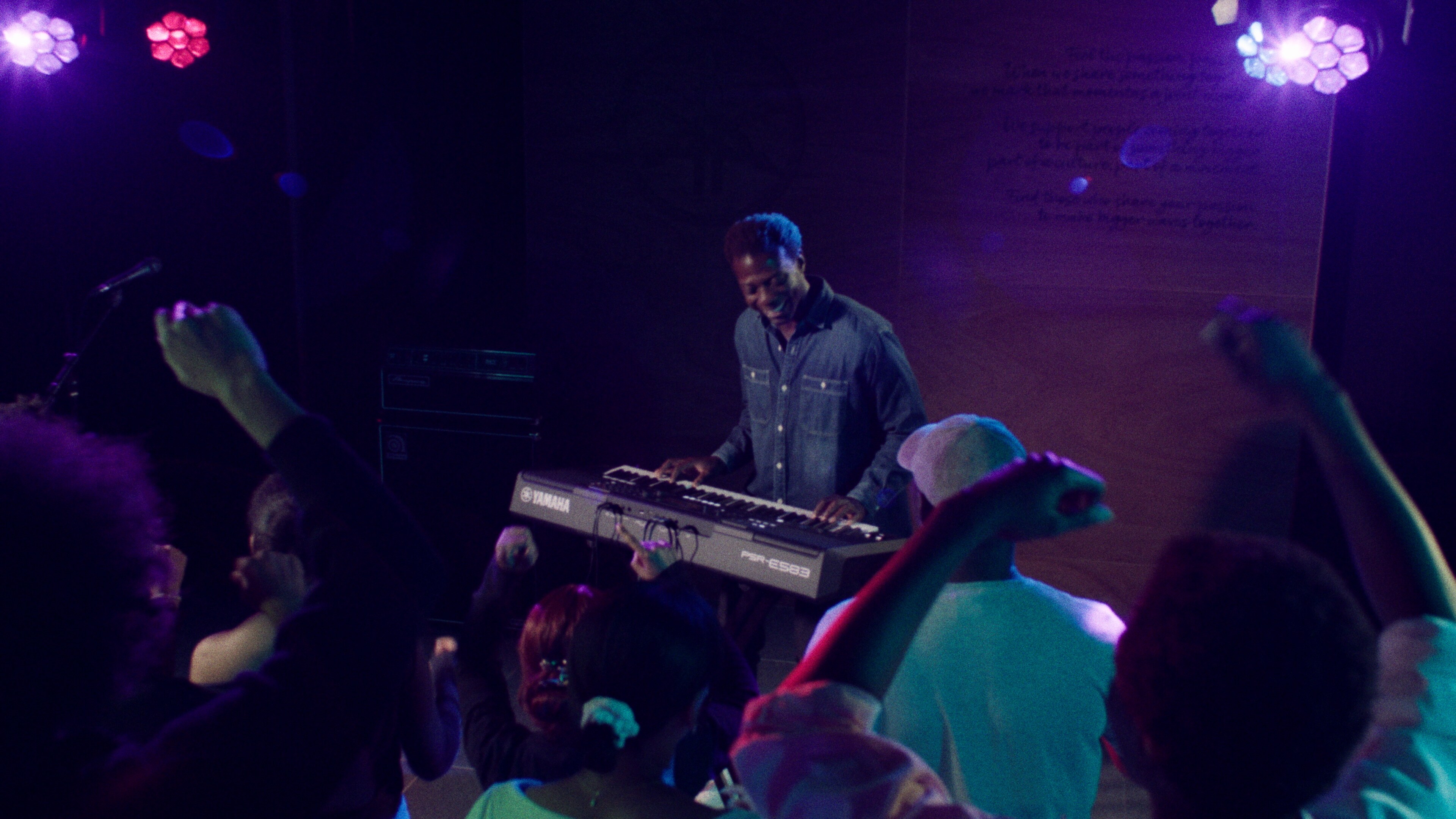 Eine Person, die das tragbare Keyboard PSR-E583 von Yamaha mit Kopfhörern spielt.