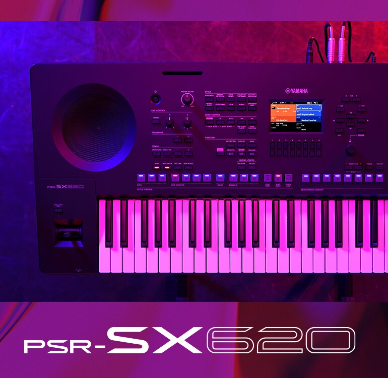 Draufsicht auf ein PSR-SX620-Keyboard unter Bühnenbeleuchtung.