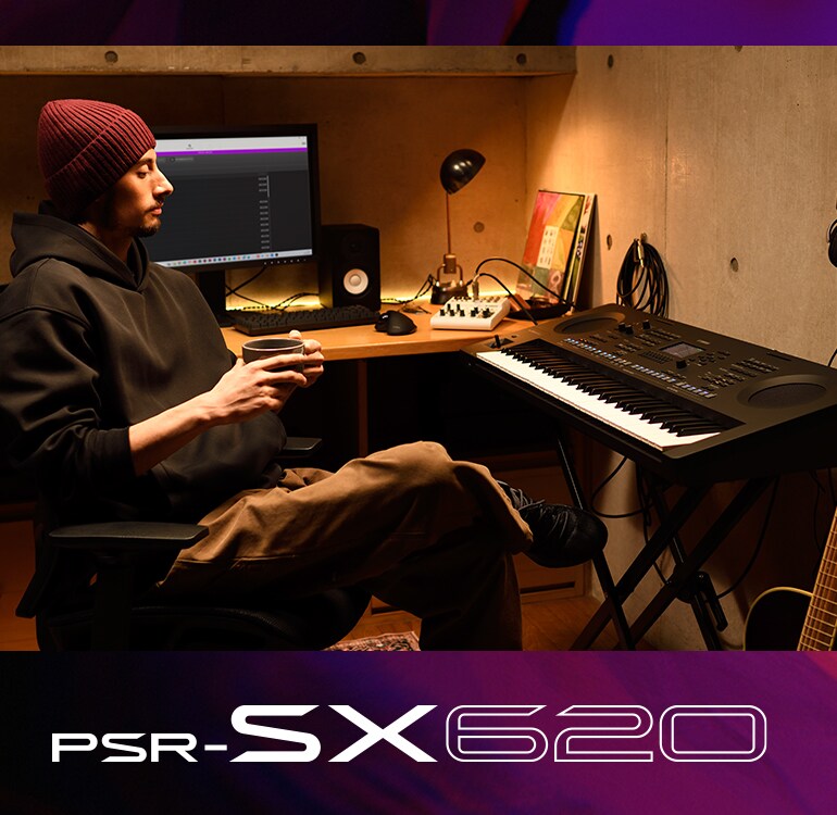 Eine Person sitzt an einem PSR-SX-Keyboard in einem Heimstudio und trinkt Kaffee.