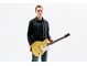 Chris Buck steht und hält seine Signature Revstar RS02CB-Gitarre in den Händen.