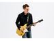 Chris Buck bei einem Auftritt mit seiner Signature Revstar RS02CB-Gitarre