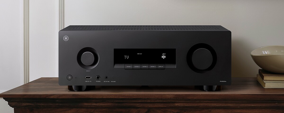 Der RX500A auf einem braunen Regal.
