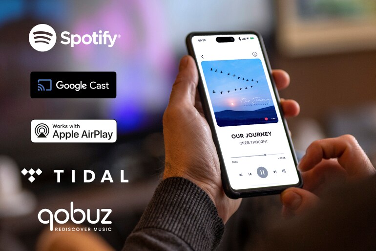 Logos von Spotify, Google Cast, Apple AirPlay, TIDAL, Qobuz sowie ein Mann, der ein Smartphone zur Musikwiedergabe nutzt.