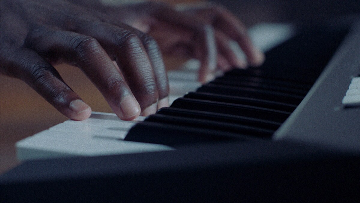 PSR-E583 Keyboard, auf dem eine Person spielt