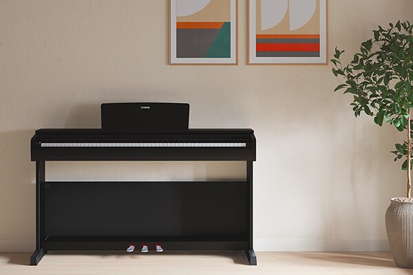 Ein ARIUS Piano, das sich harmonisch in Wohnzimmer einfügt
